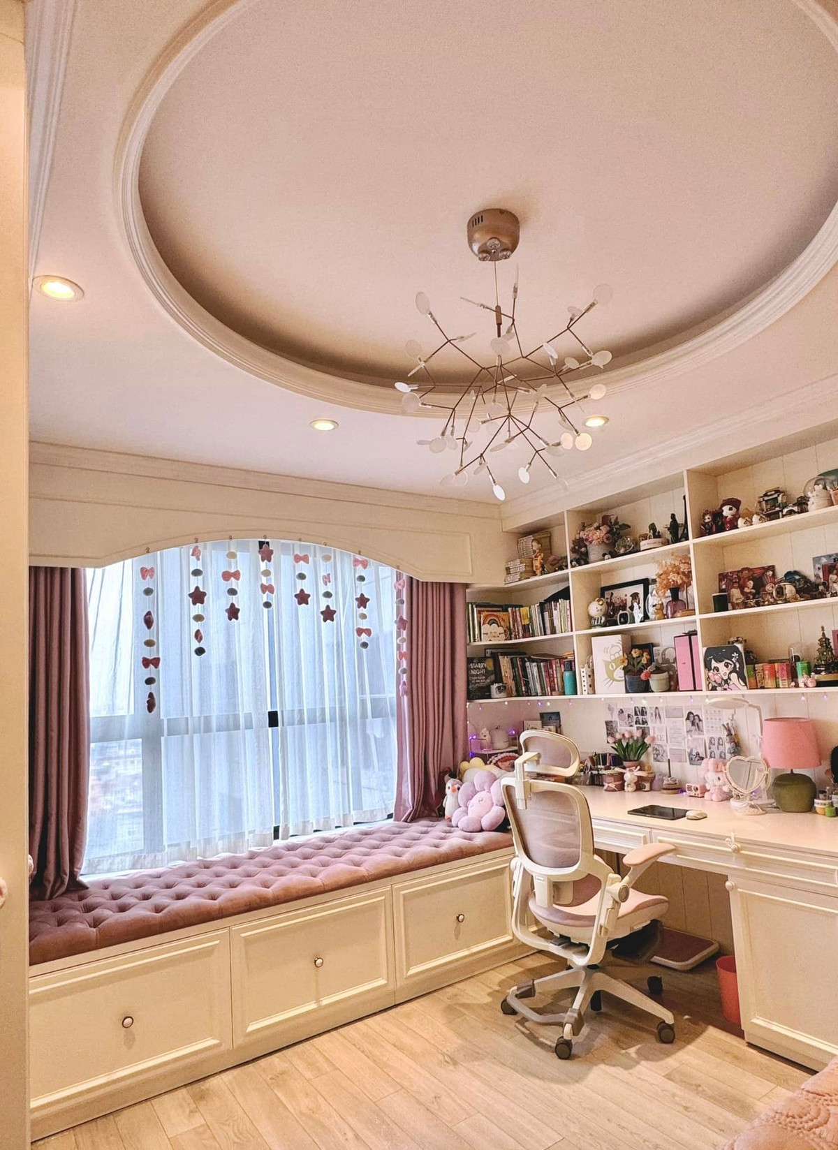 Phòng riêng của con gái MC Diệp Chi có màu hồng chủ đạo.