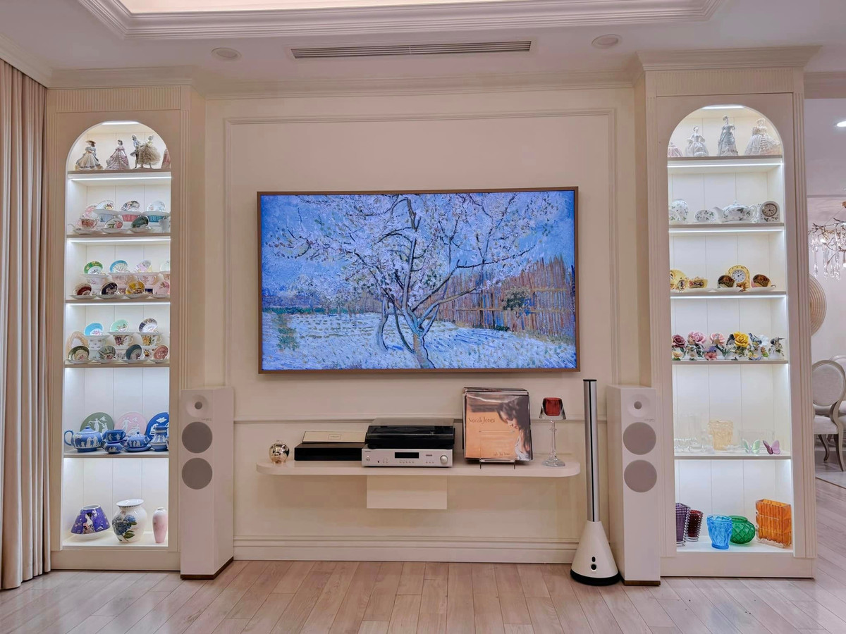 Căn hộ được nữ MC đầu tư khá nhiều tâm huyết. Mới đây, MC Diệp Chi khoe không gian phòng khách "sang - xịn" khiến khán giả xuýt xoa.