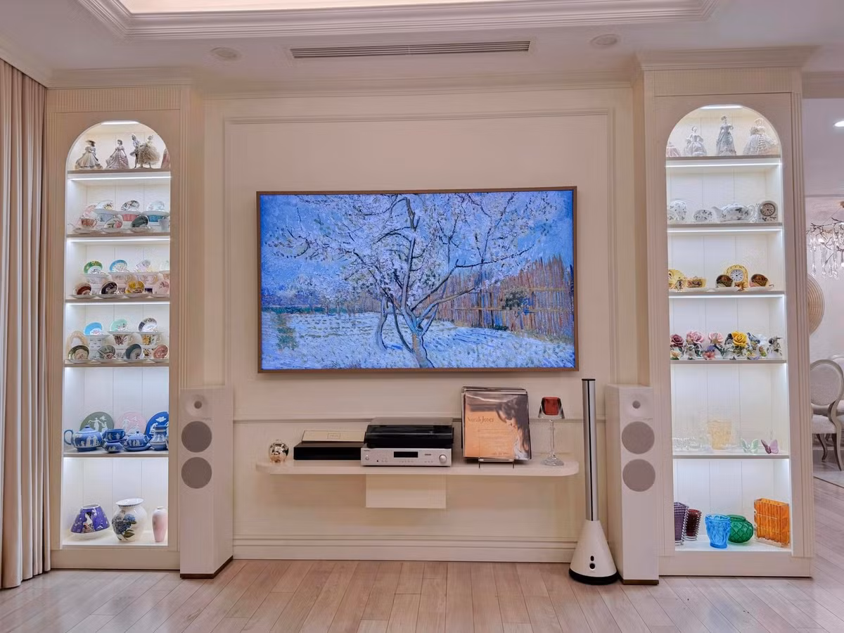 Căn hộ được nữ MC đầu tư khá nhiều tâm huyết. Mới đây, MC Diệp Chi khoe không gian phòng khách "sang - xịn" khiến khán giả xuýt xoa.