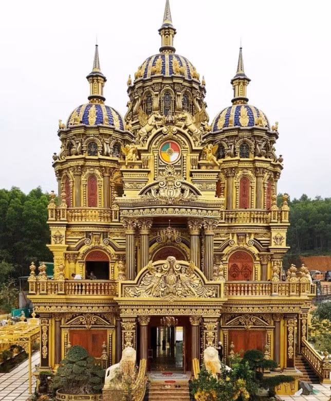 Hoa mat truoc “lau dai dat vang” cua dai gia dong nat