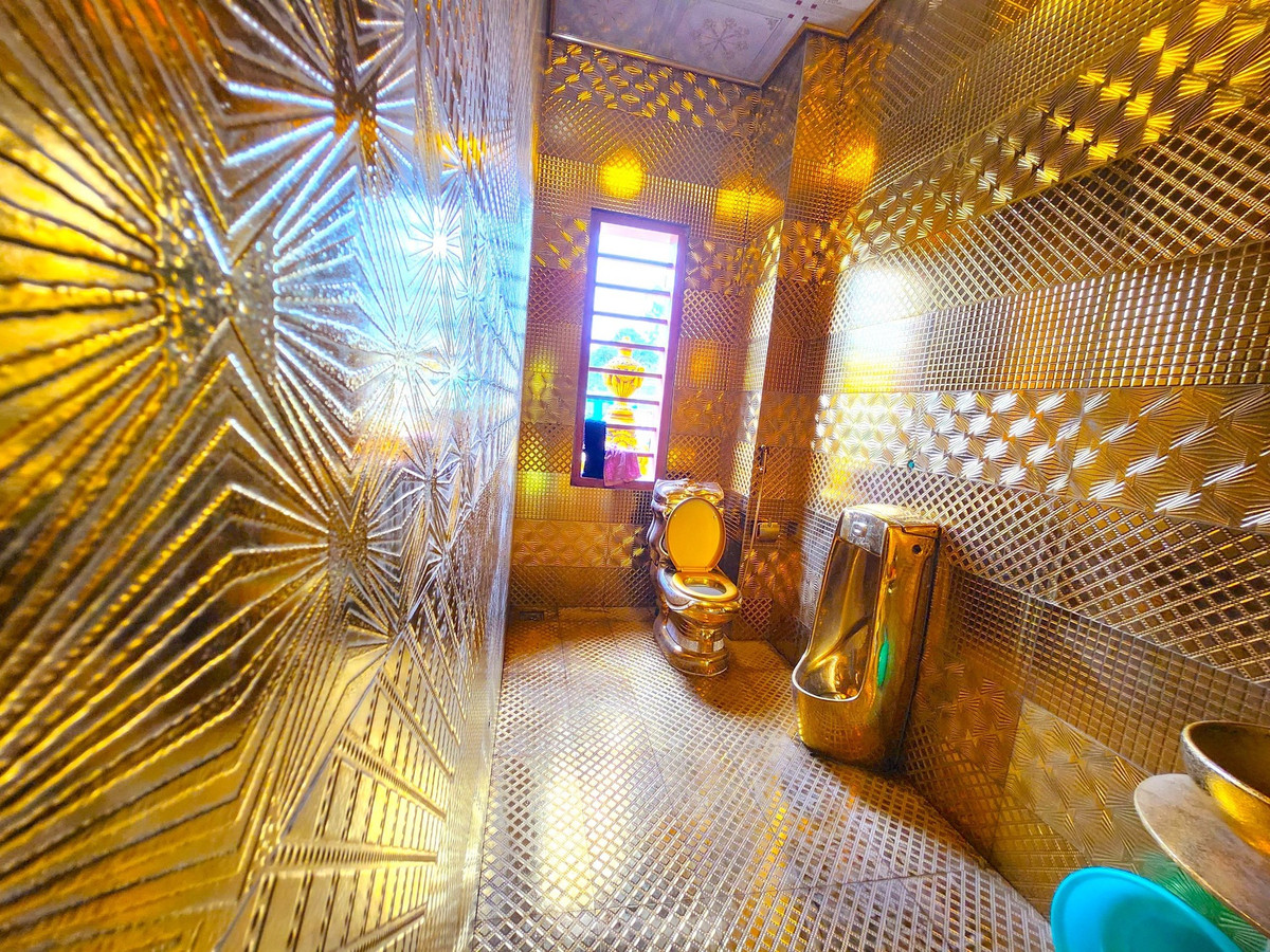 Nhà vệ sinh cũng được dát vàng bóng loáng. Ảnh: Facebook