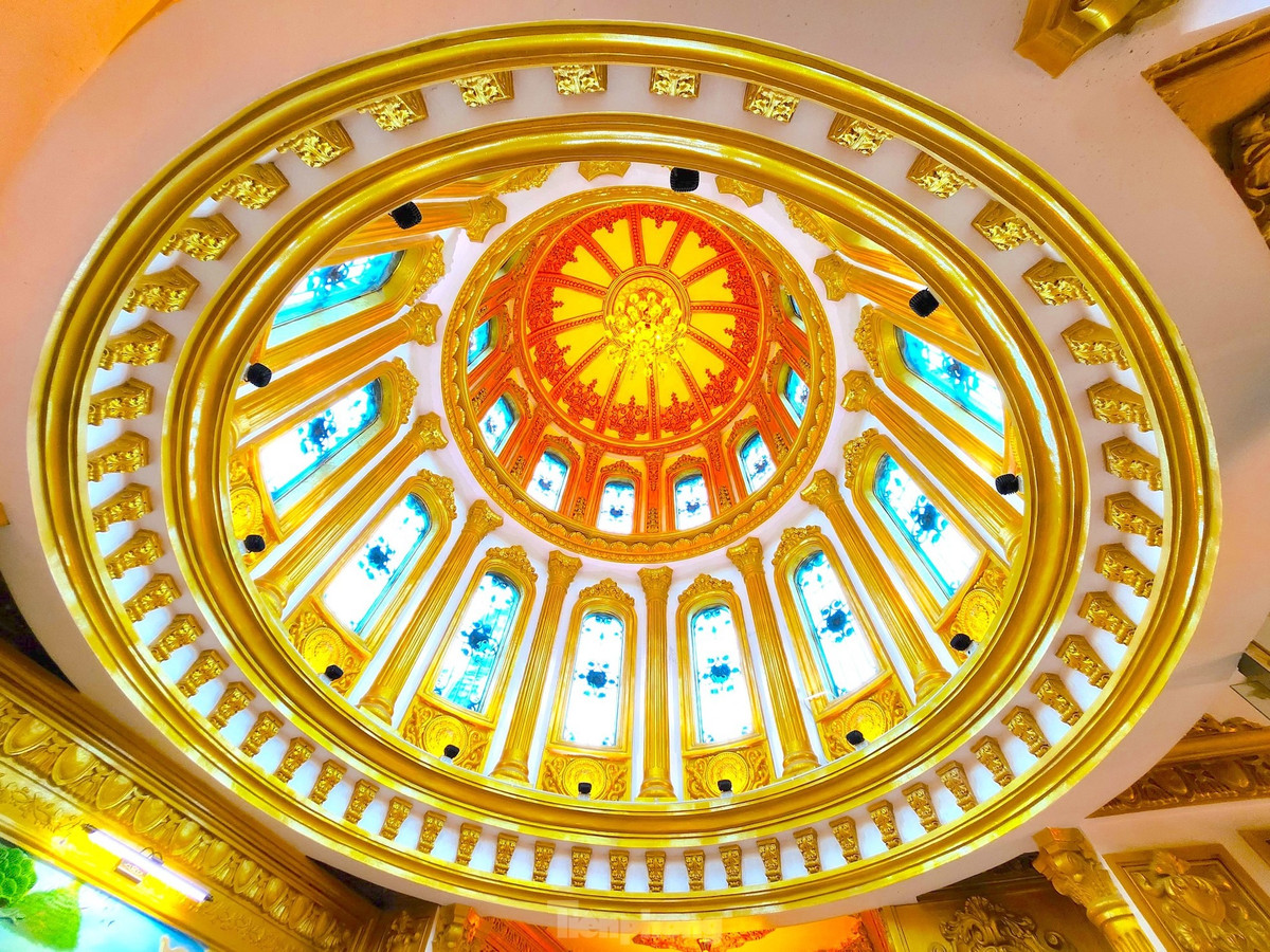 Mái vòm của tòa lâu đài dát vàng thiết kế nhiều ô cửa kính cùng các họa tiết bắt mắt. Ảnh: Facebook