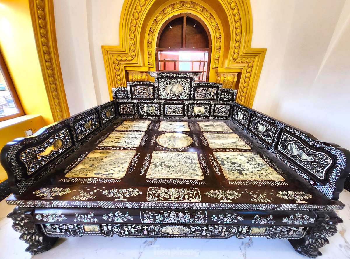 Bộ sập khảm trai cầu kỳ sang trọng đắt giá hiếm có. Ảnh: Facebook