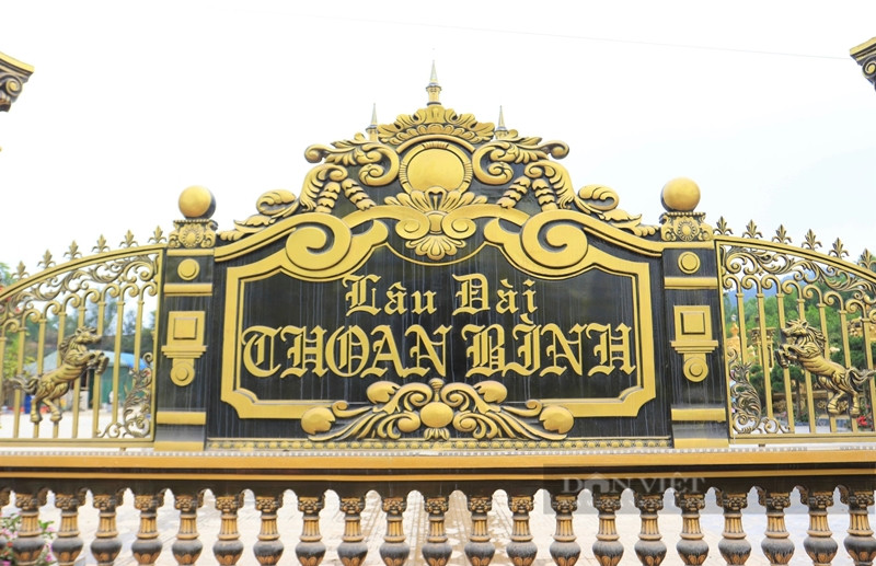 Tòa lâu đài nổi bật giữa vùng quê với gam màu vàng đồng chủ đạo. Ảnh: Dân Việt