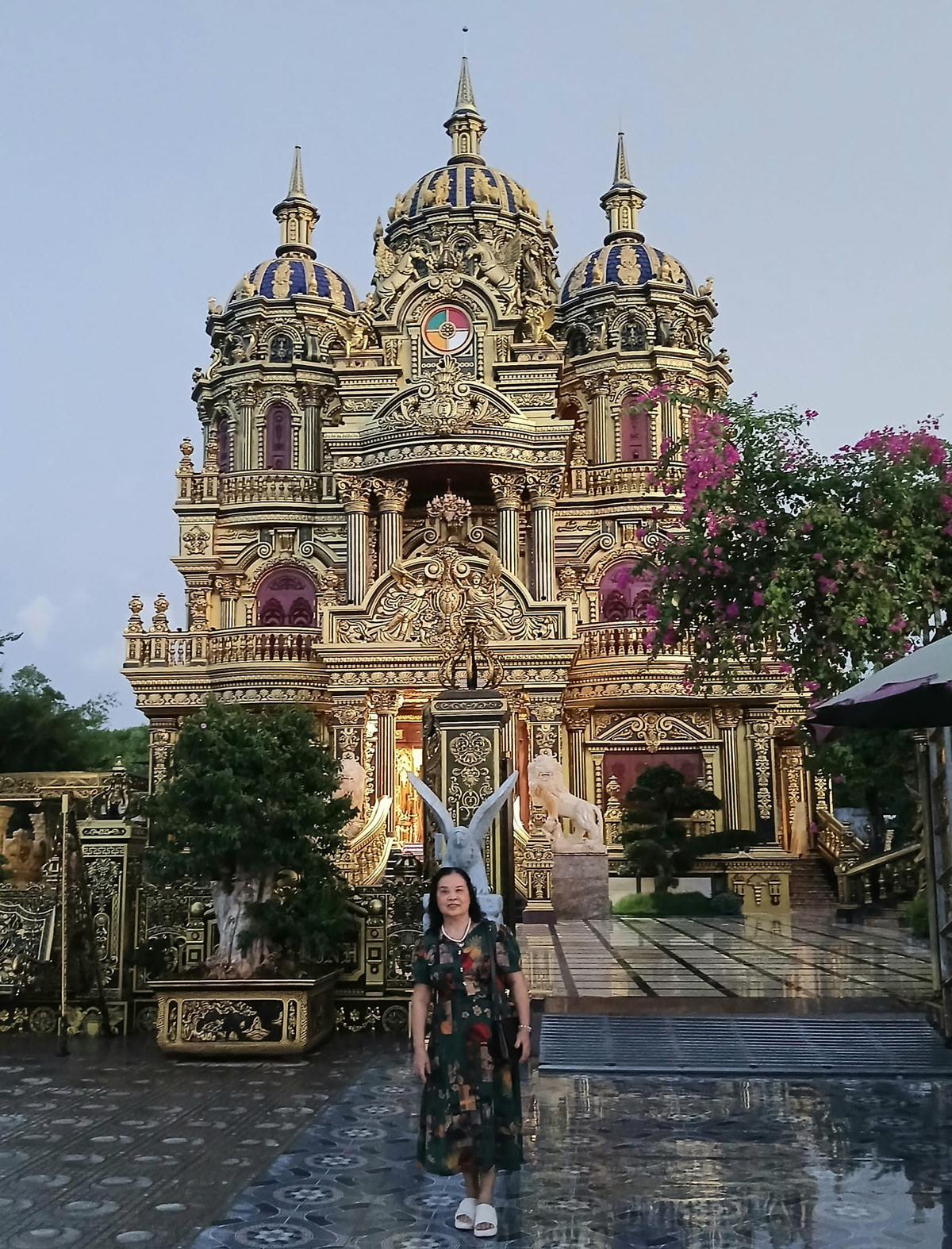 Công trình bao gồm cả khuôn viên, sân vườn, với 3 tầng chính, 3 tầng tum (tum cao nhất 18m), tổng chiều cao gần 40m. Ảnh: FB Vương Long