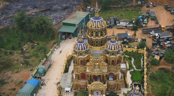 Tòa lâu đài được xây dựng trên khuôn viên đất rộng hơn 7.000 m2. Ảnh: Dân Việt