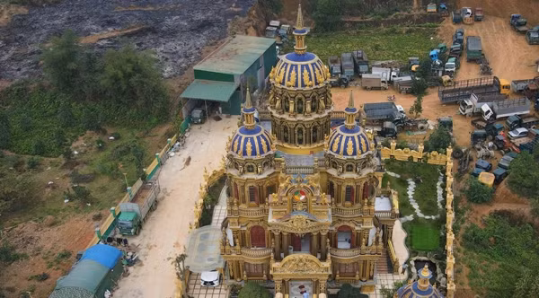 Tòa lâu đài được xây dựng trên khuôn viên đất rộng hơn 7.000 m2. Ảnh: Dân Việt