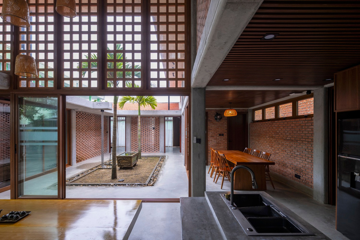 Đặc biệt, không gian này được ôm lấy bởi một sân trong ở tầng trệt, tạo nên một không gian sống mở và thông thoáng.