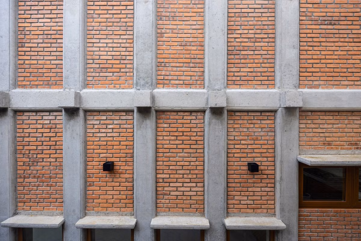 Tất cả các vật liệu đều được chọn từ địa phương, từ gỗ đến gạch và bê tông.