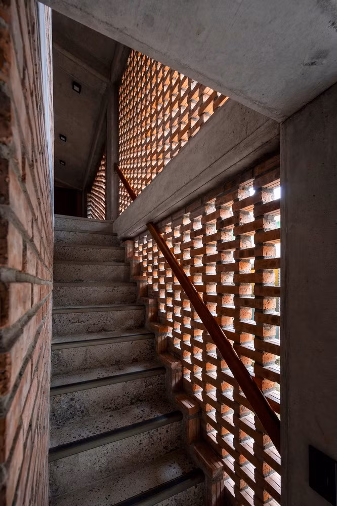 Các kiểu xếp chồng của gạch được nghiên cứu để thể hiện tốt nhất các đặc tính của vật liệu cũng như tạo hiệu ứng ánh sáng đẹp mắt. Nguồn ảnh: Triệu Chiến