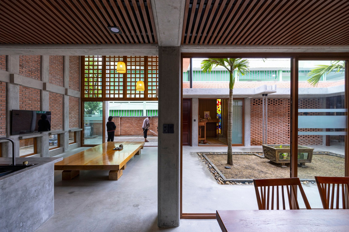 Kiến trúc sư chọn cách bố trí hai không gian hình chữ L với chiều cao khác nhau. Các không gian này không chỉ phục vụ mục đích sử dụng chung như khu vực sinh hoạt và khu vực ăn uống, mà còn tạo ra không gian riêng tư cho khu vực nghỉ ngơi.