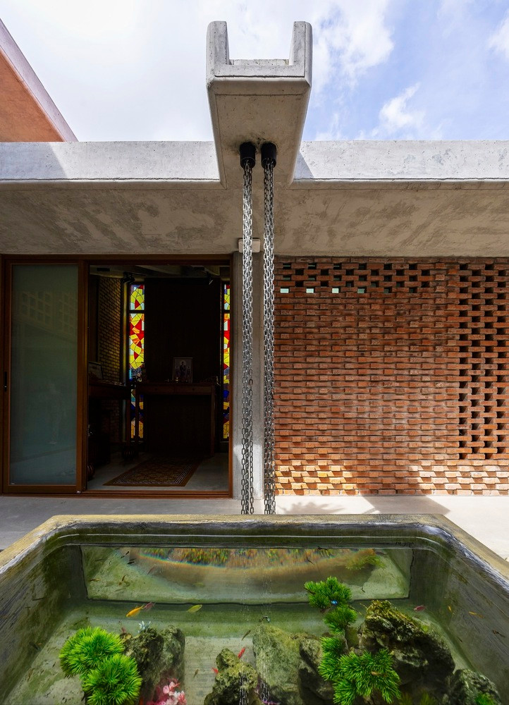 Ranh giới giữa trong và ngoài nhà được làm mờ đi, tạo ra một cảm giác sống trong không gian hơn là trong các căn phòng riêng biệt.