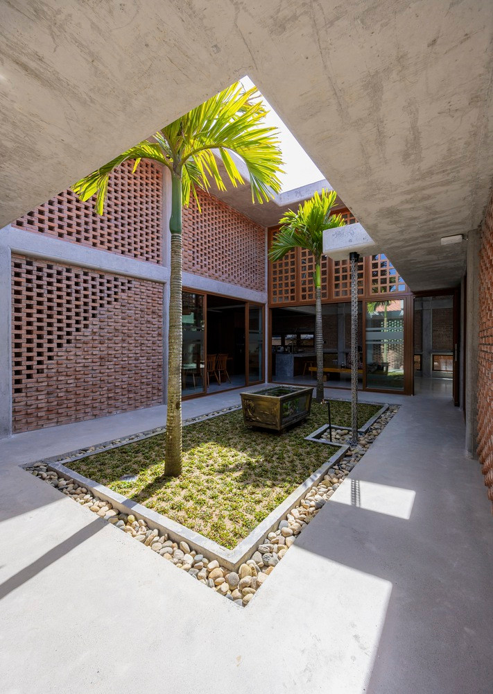 Các không gian trong nhà được liên kết một cách liền mạch, mở ra cảnh quan tự nhiên như sân trước, sân sau và sân trong.