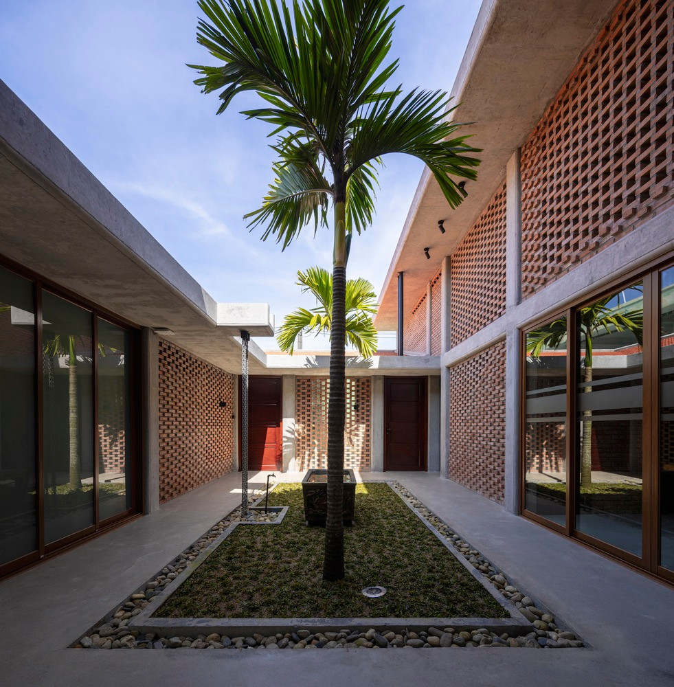 Gia chủ là một cặp vợ chồng lớn tuổi đang tìm kiếm một không gian sống thoải mái và thân thiện với môi trường xung quanh.