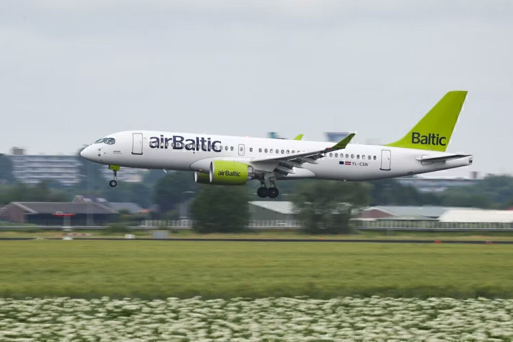 Airbus tiến xa hơn vào thị trường 100-150 chỗ với chiếc A220. Tháng 8/2020, Simple Flying gọi A220 là máy bay hoạt động tích cực nhất thế giới với 93,75% đội bay toàn cầu đang hoạt động.