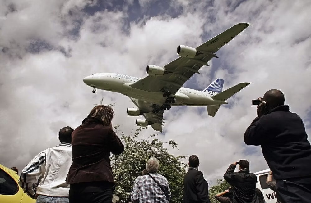 Ngoài máy bay thương mại chiếm 74% doanh thu (theo kết quả năm 2018), Airbus còn sản xuất máy bay trực thăng với các sản phẩm dùng cho mục đích dân sự và quân sự ở 150 quốc gia.