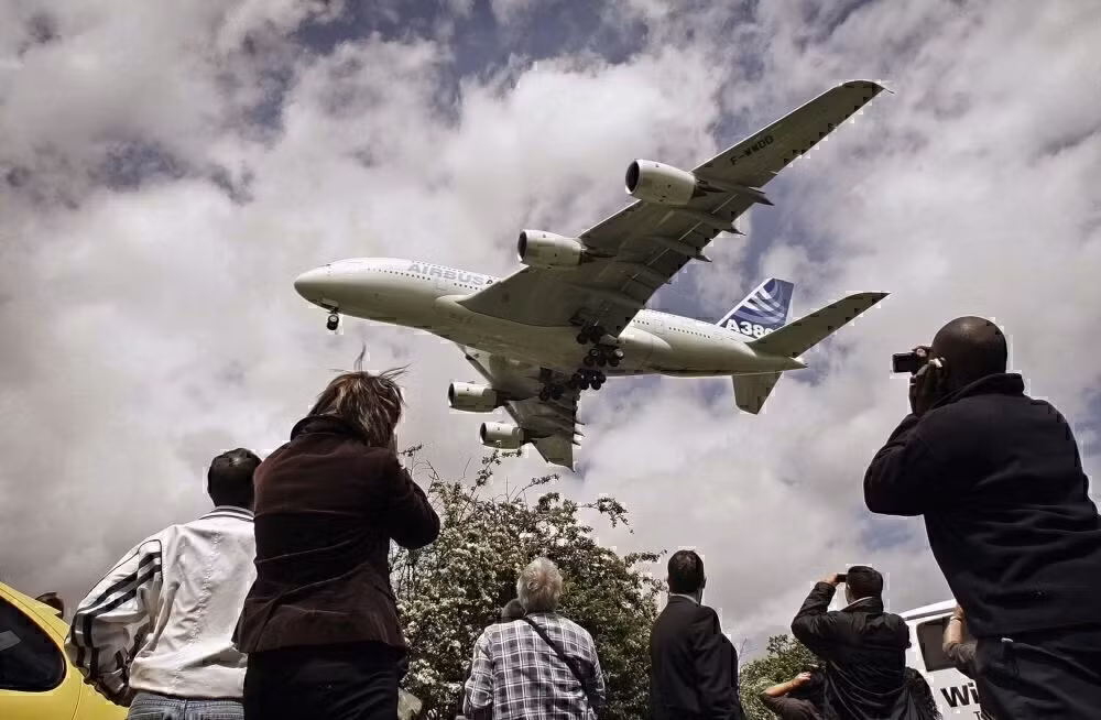 Ngoài máy bay thương mại chiếm 74% doanh thu (theo kết quả năm 2018), Airbus còn sản xuất máy bay trực thăng với các sản phẩm dùng cho mục đích dân sự và quân sự ở 150 quốc gia.