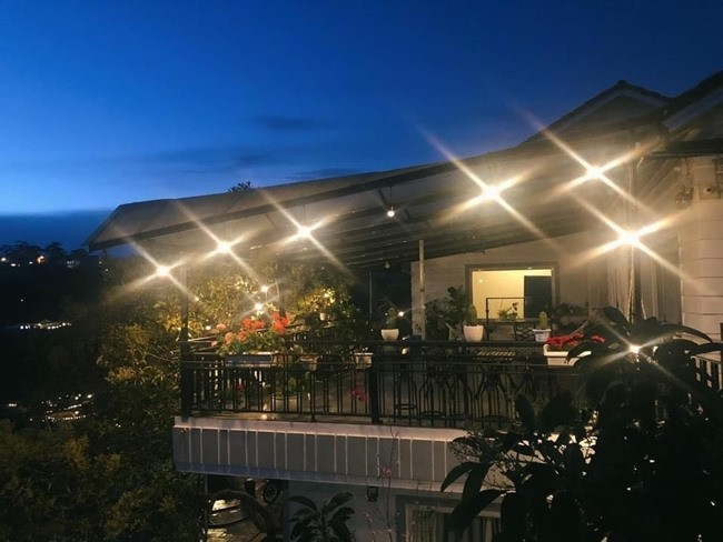 Biệt thự lung linh hơn khi về đêm.