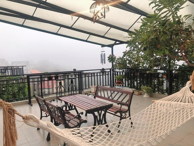 Tại khu vực sân thượng, Nguyên Vũ chọn tông màu trầm chủ đạo để tăng độ ấm áp khi gia đình sum vầy.