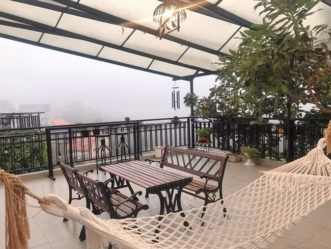 Tại khu vực sân thượng, Nguyên Vũ chọn tông màu trầm chủ đạo để tăng độ ấm áp khi gia đình sum vầy.