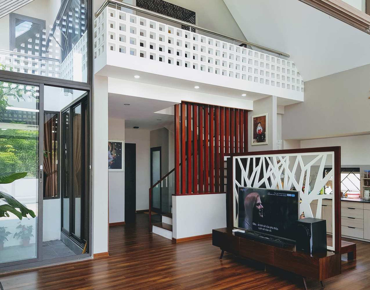 Nhà 1 tầng gác lửng luôn thoáng mát, nhiều ánh sáng nhờ có cửa sổ, gạch thông gió.