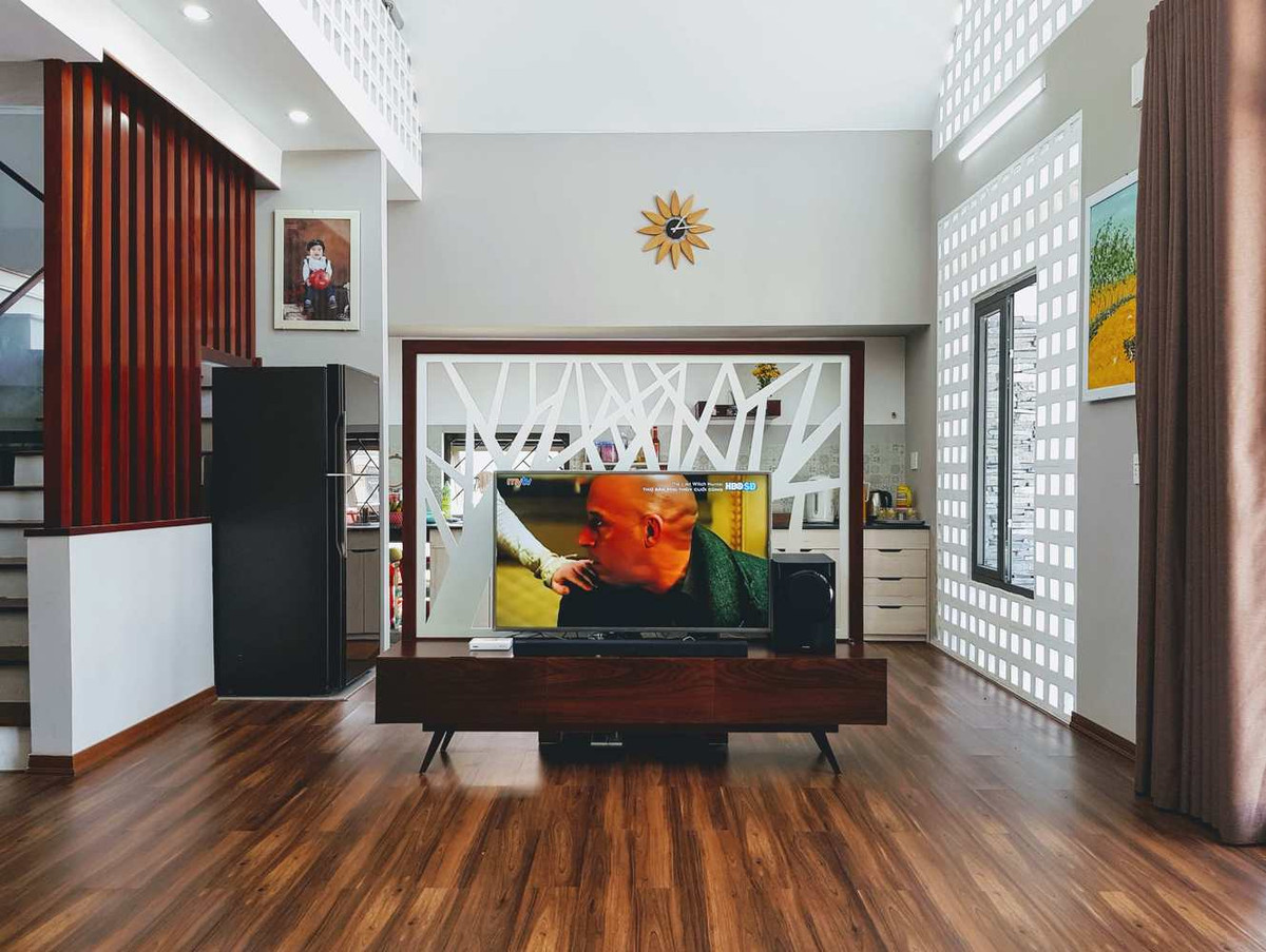 Sàn nhà cũng khiến chàng kiến trúc sư trẻ suy nghĩ nhiều. Sau đó, anh quyết định lựa chọn sàn gỗ nhựa đường có khả năng chống nước, chống cháy, chống mối mọt và nhựa cây.