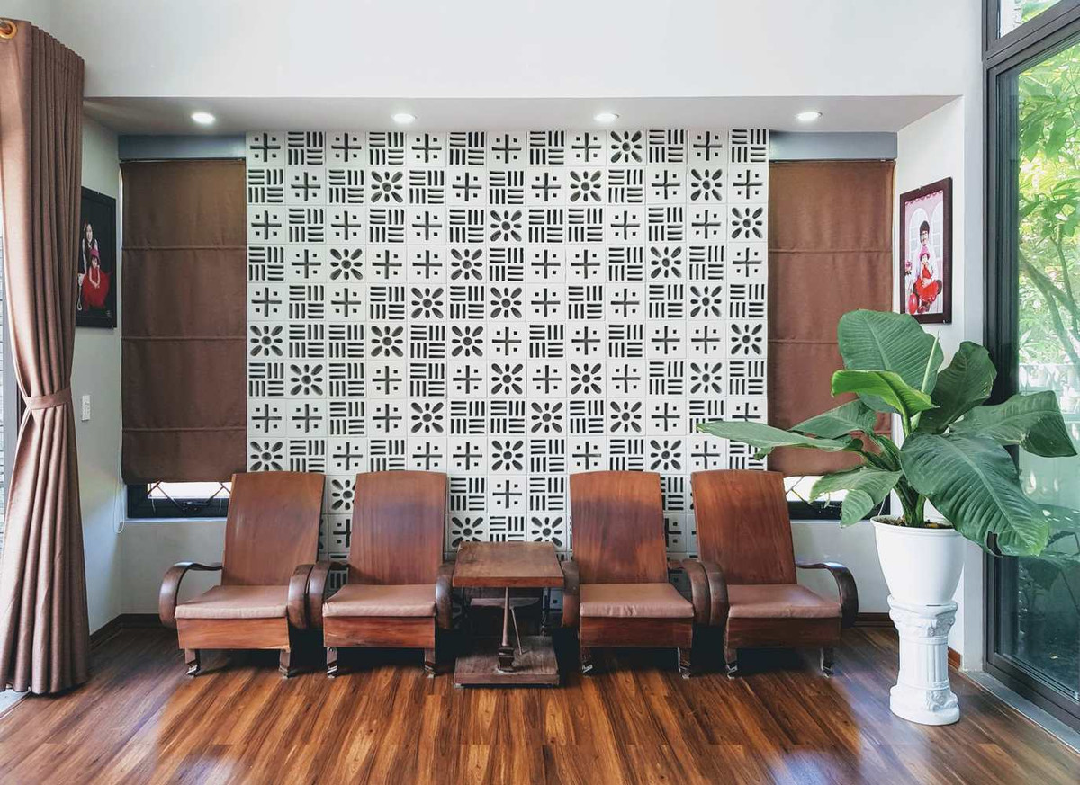 Gạch thông gió từ Huế tạo nét quyến rũ cho mặt tiền cũng như thu hút sự chú ý ở khu vực phòng khách.