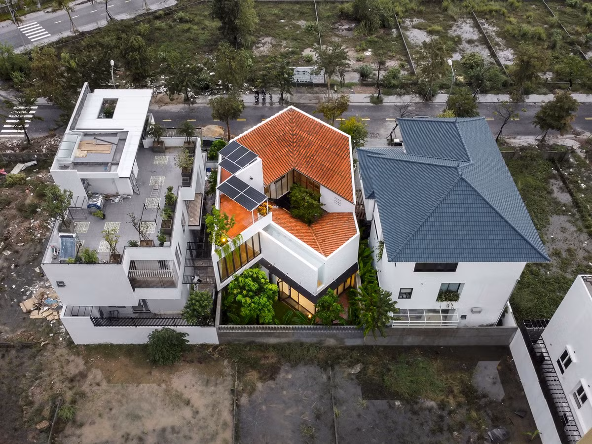 Khu đất được chia thành 5 phần theo chiều dọc: hai không gian sống đan xen với ba khu vườn, tất cả được kết nối bởi “khu nhà nối”.