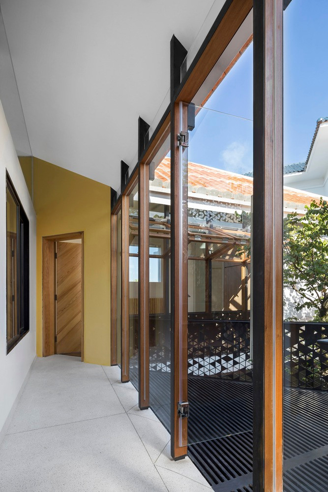 Khái niệm xoay toàn bộ công trình 45 độ tạo ra một phương vị xiên, giảm nhẹ tính chất song song giữa cạnh biên khối kiến trúc và ranh đất.