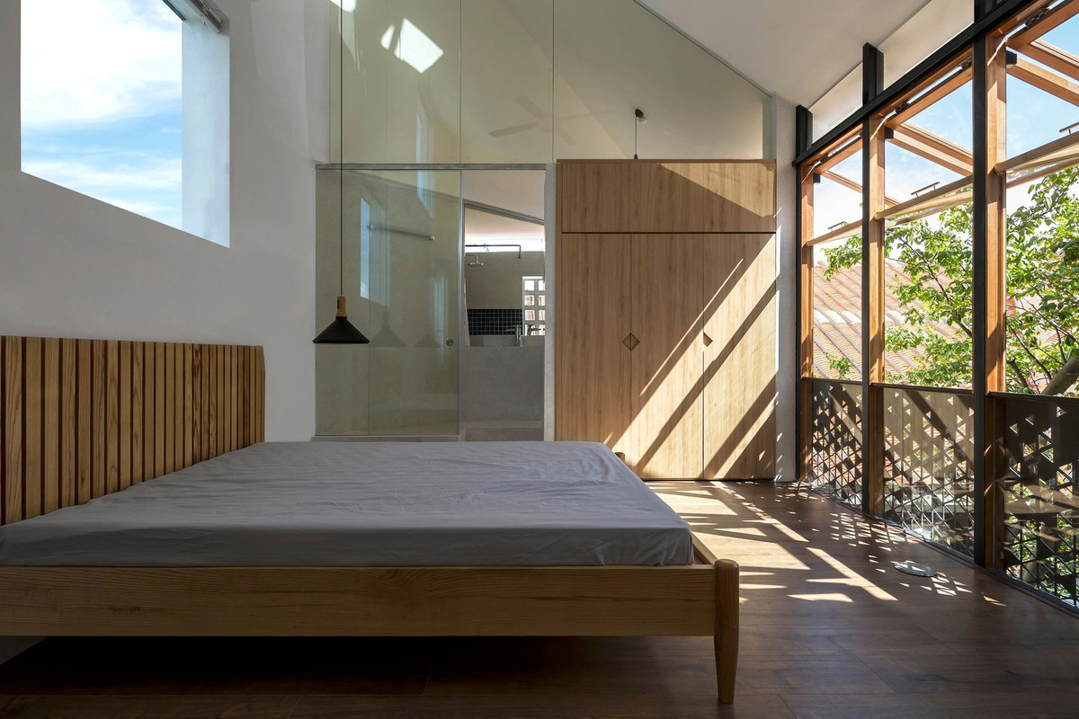 Tầng 1 quay 180 độ so với tầng trệt, tạo bố cục khép kín xung quanh sân trong, nơi tập trung cảnh quan và mọi tầm nhìn.