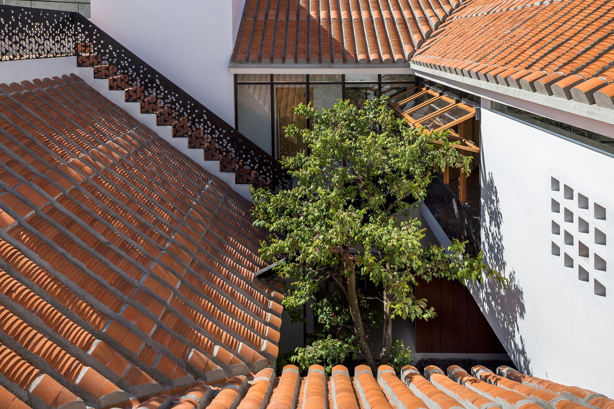 Các khu vực chức năng còn lại gồm không gian làm việc và bếp ăn dành cho bố mẹ, được thu gọn lại và “sát cánh” như một “vùng hỗ trợ” đảm bảo các hoạt động của trẻ luôn trong tầm mắt.