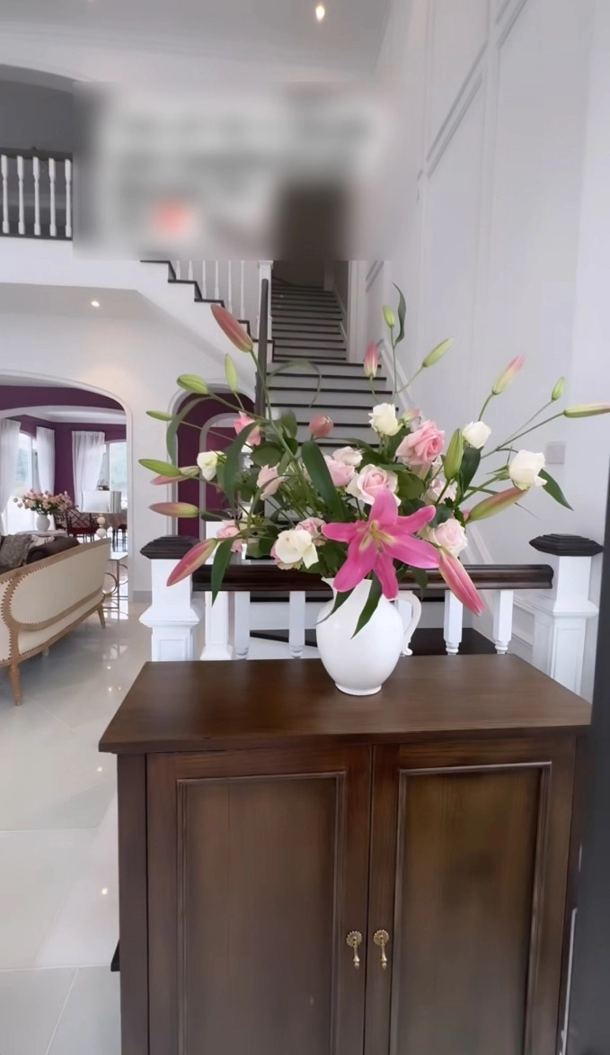 Từ ghế sofa, rèm cửa, tivi đến vật dụng trang trí đều được sắp xếp gọn gàng.