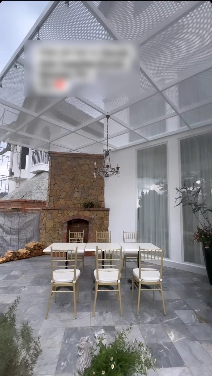 Trong sân kê bộ bàn ghế thuận tiện mở tiệc ngoài trời.