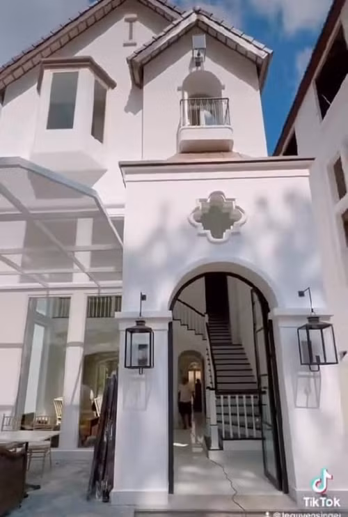 Biệt thự mới của Lệ Quyên ở Đà Lạt vừa mới hoàn thành và bắt đầu dọn vào ở.