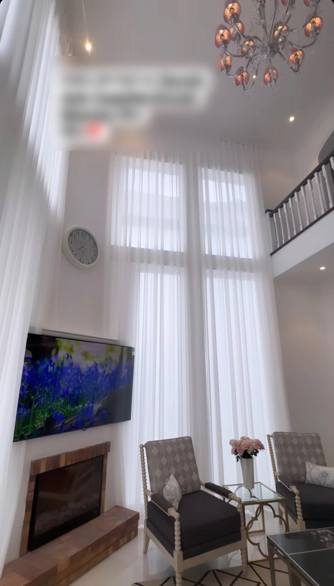 Phòng của con trai Lệ Quyên được trang trí đơn giản mà sang trọng, có view hướng nhìn cảnh vật thiên nhiên bên ngoài.