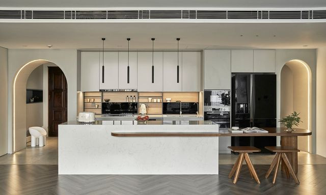 Khu bếp chiếm diện tích lớn và được đầu tư. Bàn đảo bếp được tích hợp, kéo dài thêm bởi 1 bàn ăn dài.