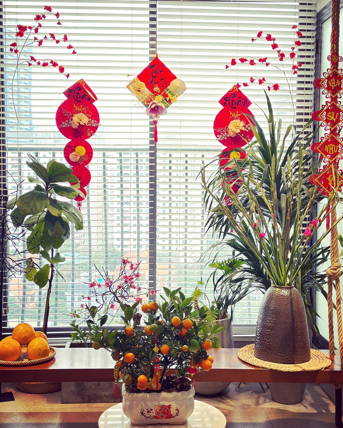 Ngày Tết, bà xã BTV Quốc Khánh trang trí nhà bằng nhiều loại hoa như đào, quất...