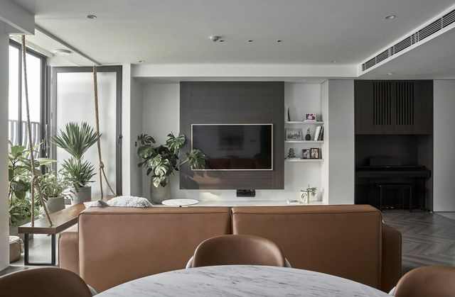 Dù ít khi chia sẻ về vợ con nhưng Quốc Khánh đang có tổ ấm viên mãn bên bà xã Nguyễn Anh Thư - một đồng nghiệp của anh tại VTV. Gia đình Quốc Khánh hiện sống trong căn hộ sang chảnh được thiết kế theo ý muốn của bà xã Anh Thư.