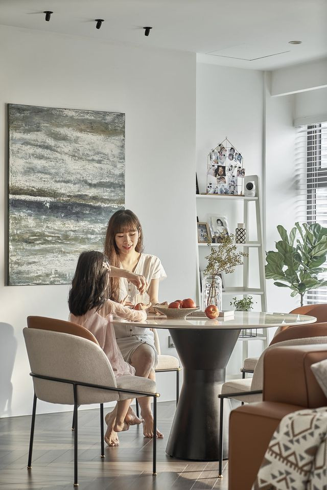 Bộ bàn ăn không quá lớn nhưng rất sang trọng.