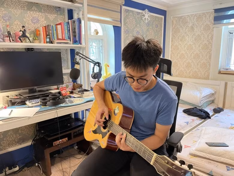 Theo đó, căn phòng của con trai nghệ sĩ Xuân Bắc có màu trắng kem nhã nhặn, tường có hoa văn sang trọng.