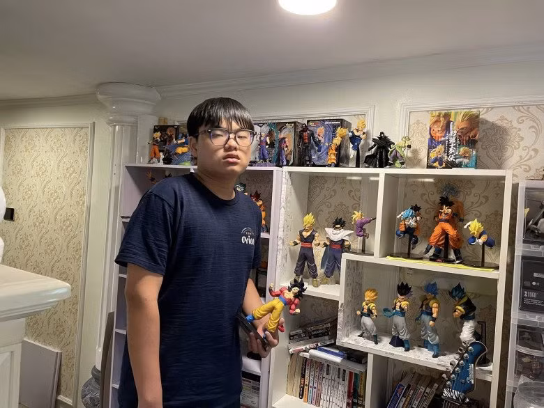 Trong phòng, hai anh em Bi Béo có cả một kệ lớn trưng truyện tranh và bộ sưu tập mô hình Dragon Ball.