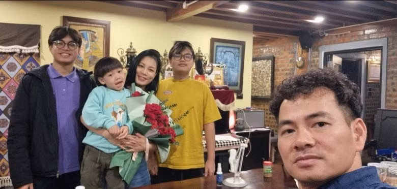 Thông qua một số hình ảnh được NSND Xuân Bắc và bà xã Hồng Nhung chia sẻ trên mạng xã hội, có thể thấy biệt thự nhà vườn cặp đôi đang sống cùng 3 con trai.