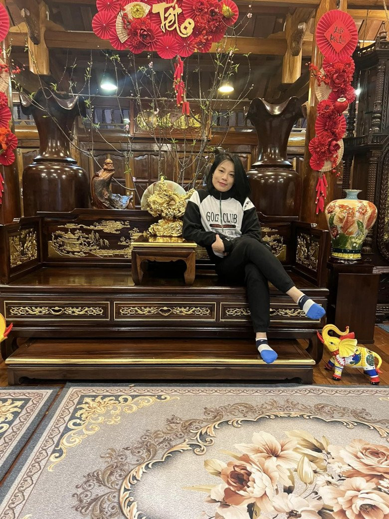 Bên trong nhà có sập gụ và nhiều món đồ cổ.