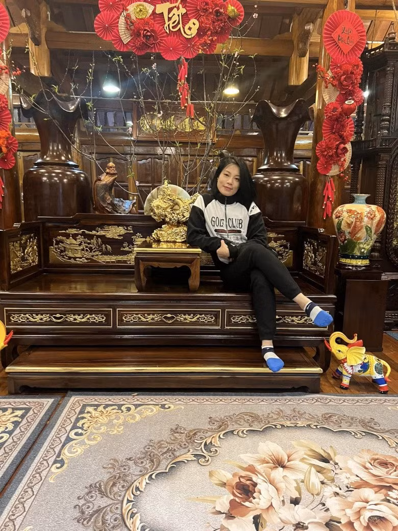 Bên trong nhà có sập gụ và nhiều món đồ cổ.