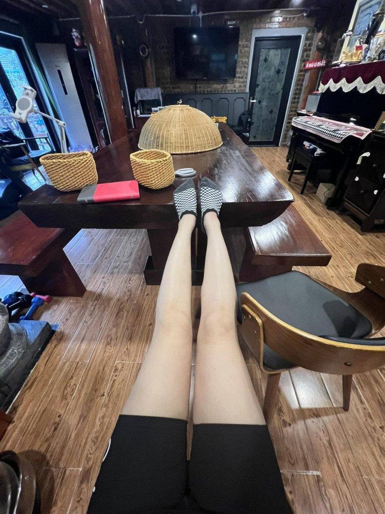 Nhà vườn của nghệ sĩ Xuân Bắc mang phong cách hoài cổ với nội thất gỗ chủ đạo.