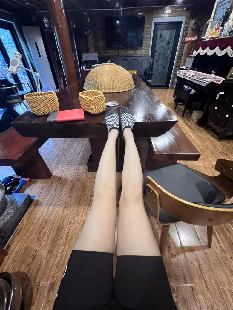 Nhà vườn của nghệ sĩ Xuân Bắc mang phong cách hoài cổ với nội thất gỗ chủ đạo.