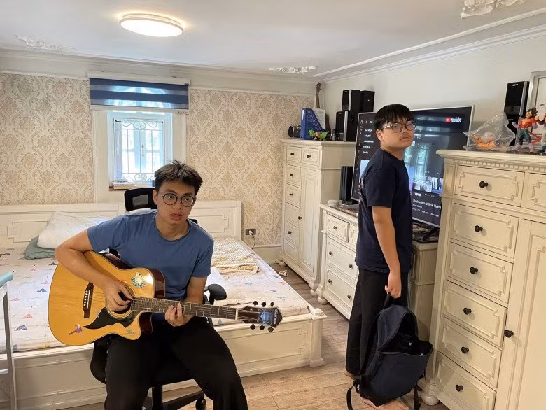 Mới đây trong ngày nghỉ lễ, nghệ sĩ Xuân Bắc chia sẻ hình ảnh hai cậu con trai Minh Bủm và Bi Béo trong căn phòng của các con thu hút sự chú ý của khán giả.