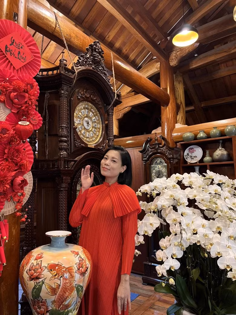 Những dịp lễ Tết, gia đình nam nghệ sĩ trang trí bằng nhiều loại hoa rực rỡ.