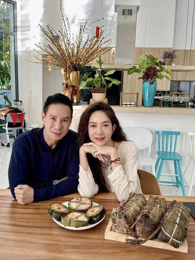 Biệt thự của Lý Hải có 3 tầng, thiết kế hiện đại và ưu tiên nhiều cửa kính để lấy ánh sáng tự nhiên.