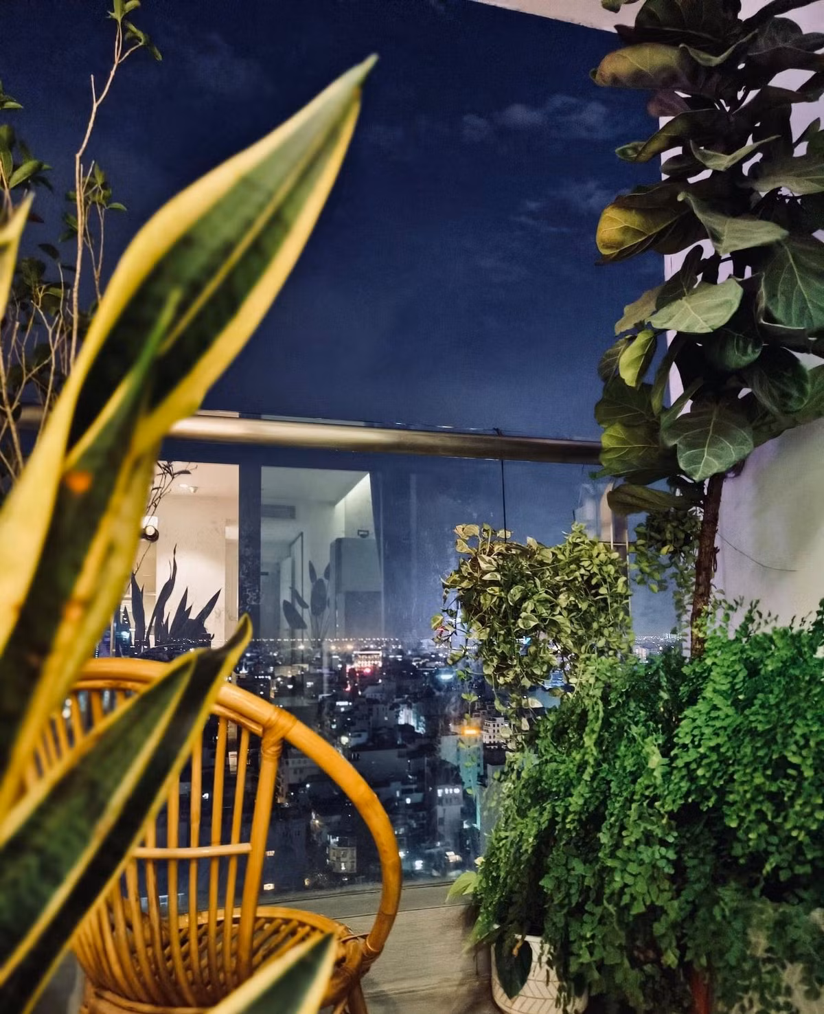 Từ ban công, MC Mai Ngọc có thể ngắm nhìn quang cảnh thành phố tuyệt đẹp.